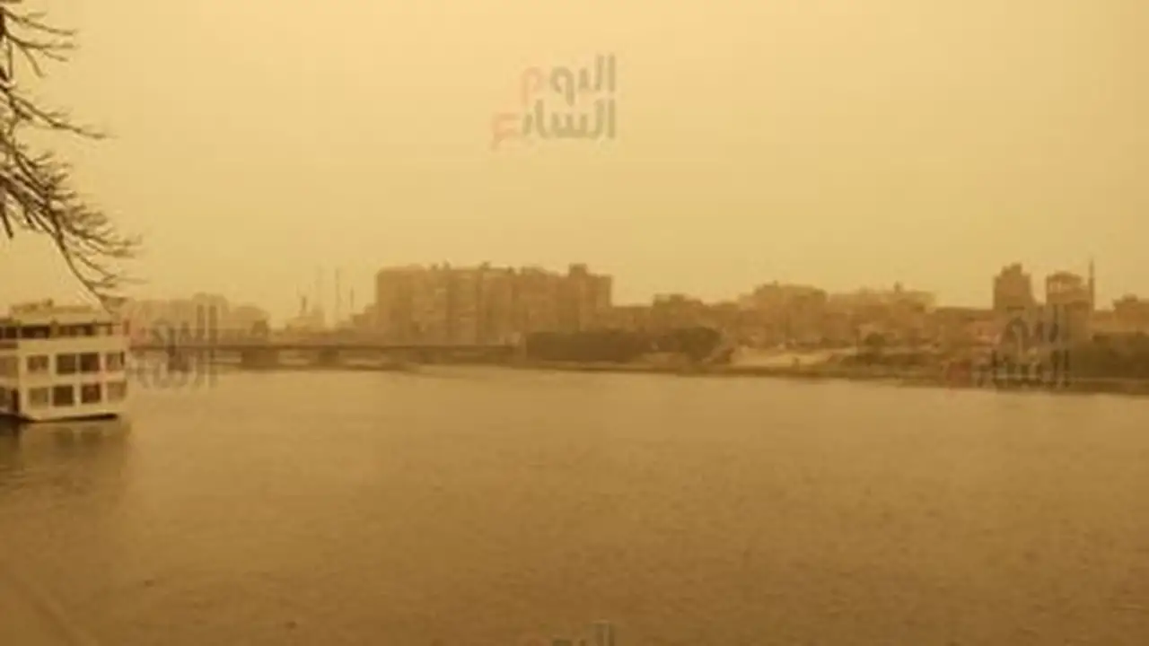 عواصف ترابية تحجب أشعة الشمس وتعيق الرؤية الأفقية في محافظة الوادي الجديد